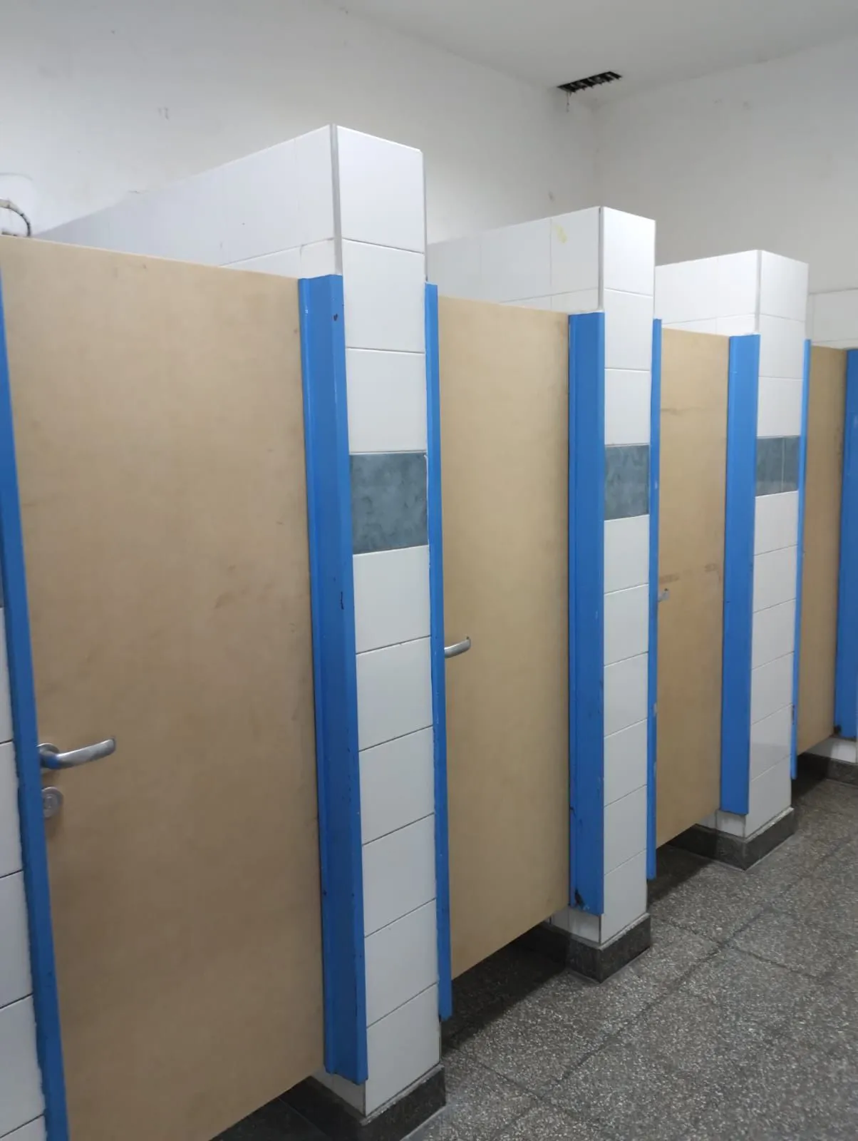 Ventanas corredizas en oficina corporativa