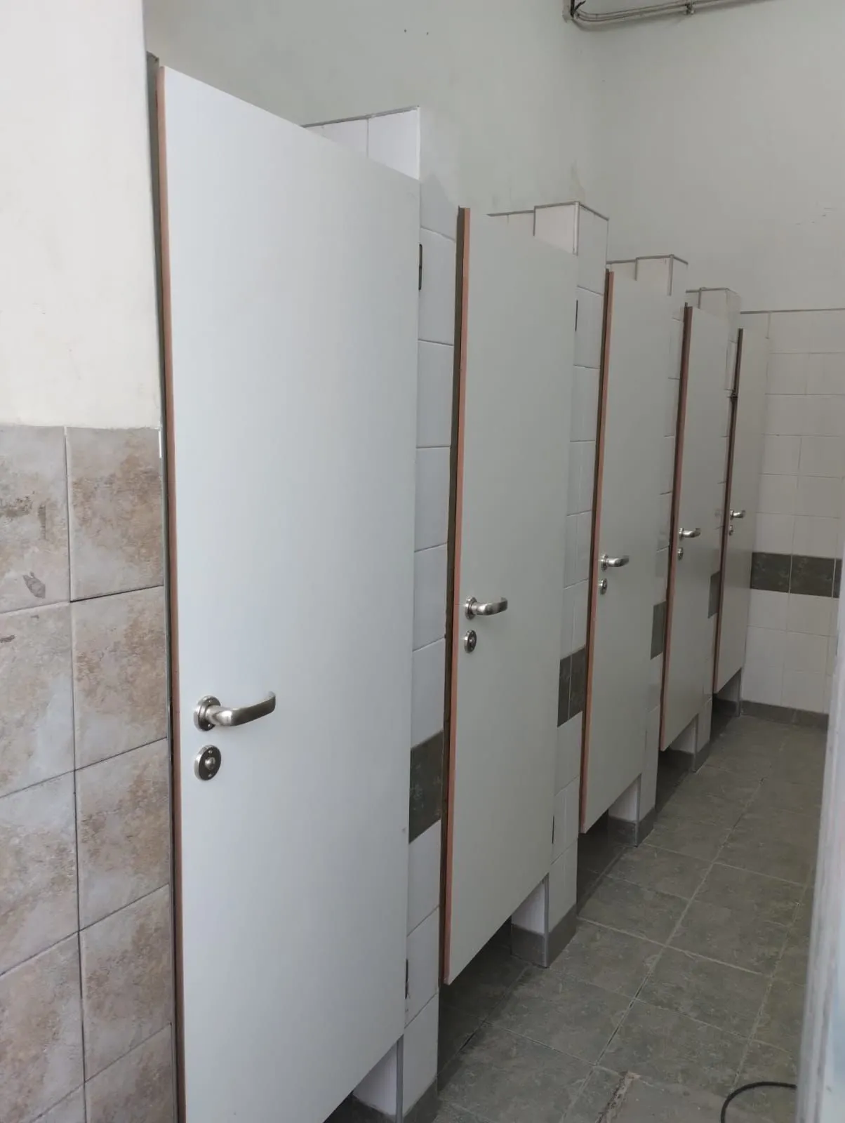 Puertas placa en pasillo de escuela