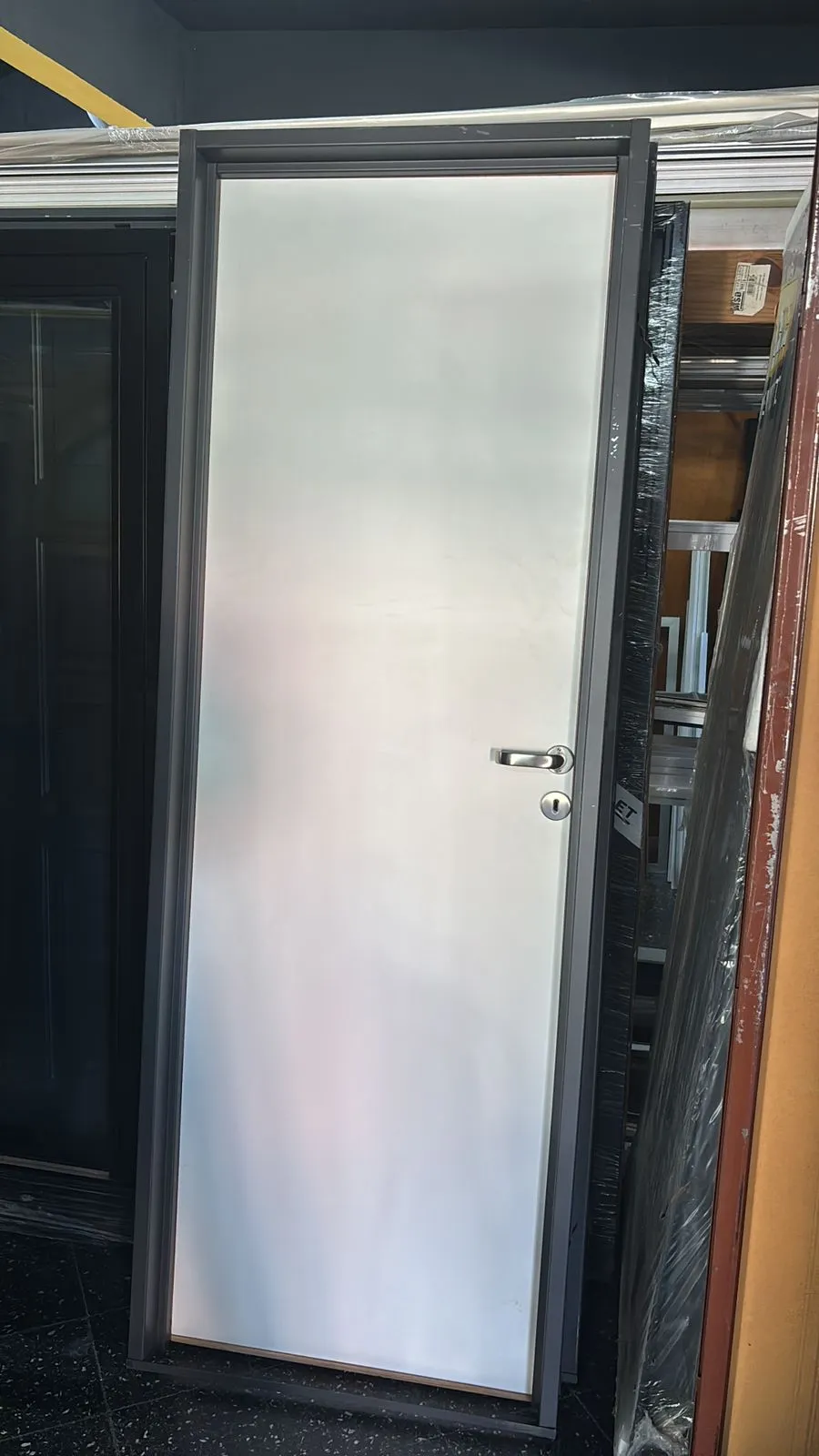 Instalación de puertas en hospital